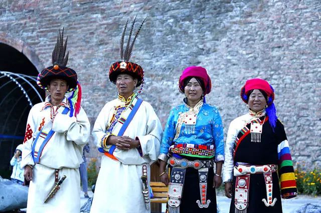 光和云朵·雪寶頂，喂馬劈柴看盡四季繁華