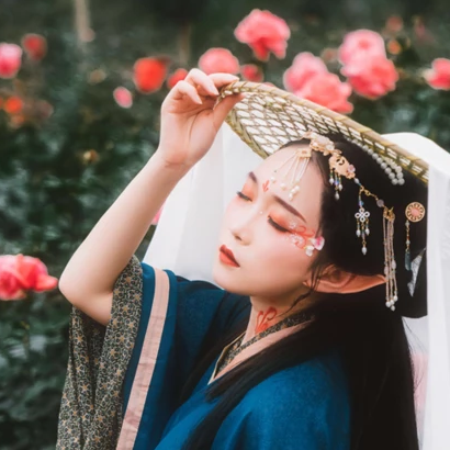 花間賞花女生頭像，唯美古風真人頭像