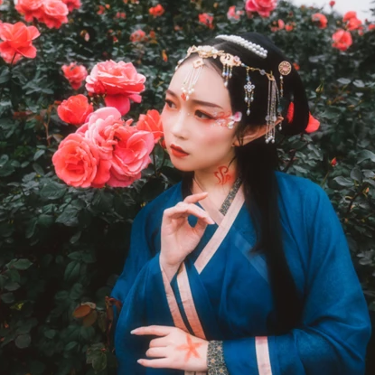 花間賞花女生頭像，唯美古風真人頭像