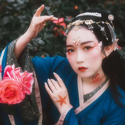 花間賞花女生頭像，唯美古風真人頭像