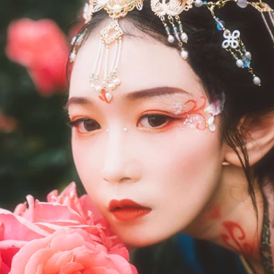 花間賞花女生頭像，唯美古風真人頭像