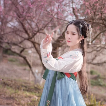 優(yōu)雅粉花帶團(tuán)扇女生頭像，唯美古風(fēng)真人頭像