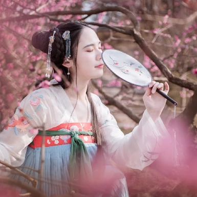 優(yōu)雅粉花帶團(tuán)扇女生頭像，唯美古風(fēng)真人頭像