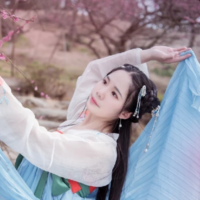 優(yōu)雅粉花帶團(tuán)扇女生頭像，唯美古風(fēng)真人頭像