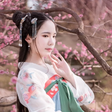 優(yōu)雅粉花帶團(tuán)扇女生頭像，唯美古風(fēng)真人頭像