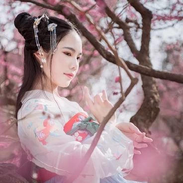 優(yōu)雅粉花帶團(tuán)扇女生頭像，唯美古風(fēng)真人頭像