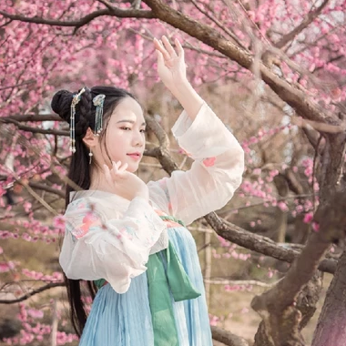 優(yōu)雅粉花帶團(tuán)扇女生頭像，唯美古風(fēng)真人頭像