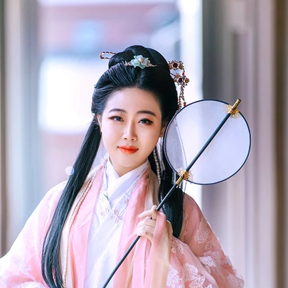 精致優(yōu)雅帶扇女生頭像，唯美古風(fēng)真人頭像