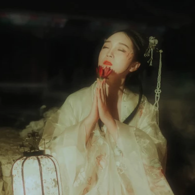 月夜蓮燈女生頭像，唯美古風真人頭像