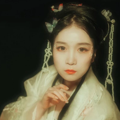 月夜蓮燈女生頭像，唯美古風真人頭像