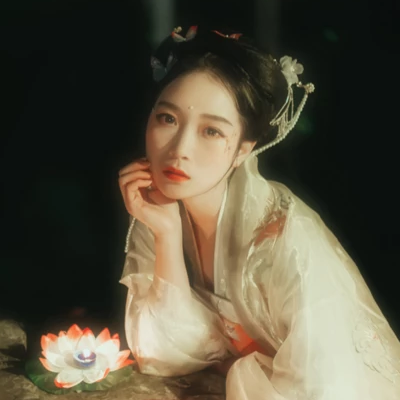 月夜蓮燈女生頭像，唯美古風真人頭像