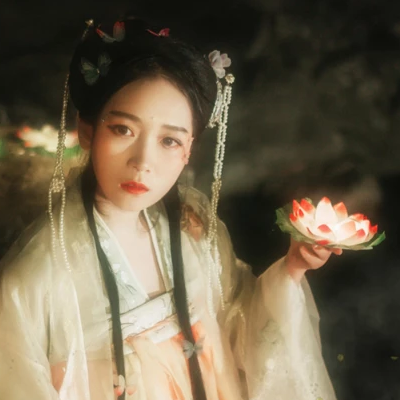 月夜蓮燈女生頭像，唯美古風真人頭像