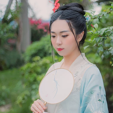 清風(fēng)拂面帶團(tuán)扇女生頭像，唯美古風(fēng)真人頭像