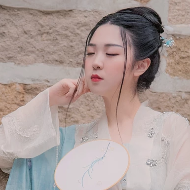 清風(fēng)拂面帶團(tuán)扇女生頭像，唯美古風(fēng)真人頭像