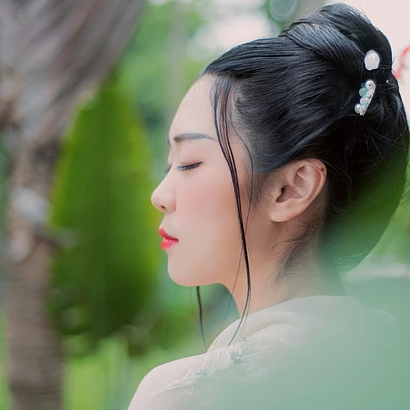 清風(fēng)拂面帶團(tuán)扇女生頭像，唯美古風(fēng)真人頭像