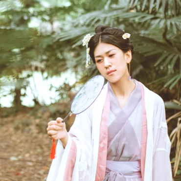 簡約帶團(tuán)扇女生頭像，唯美古風(fēng)真人頭像