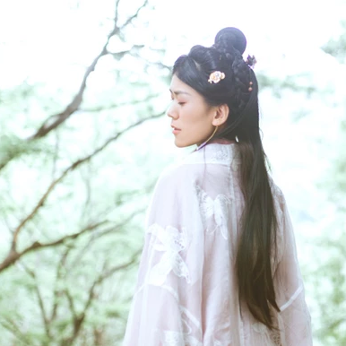 簡約帶團(tuán)扇女生頭像，唯美古風(fēng)真人頭像