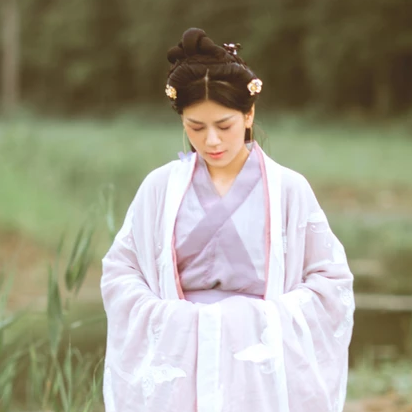 簡約帶團(tuán)扇女生頭像，唯美古風(fēng)真人頭像