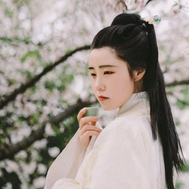 櫻落漫天女生頭像，唯美古風(fēng)真人頭像