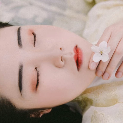 櫻落漫天女生頭像，唯美古風(fēng)真人頭像