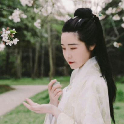 櫻落漫天女生頭像，唯美古風(fēng)真人頭像