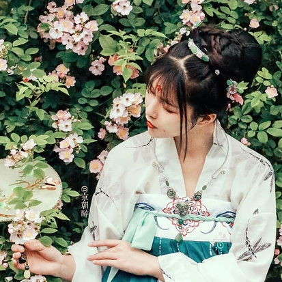 清新繁花帶傘女生頭像，唯美古風(fēng)真人頭像