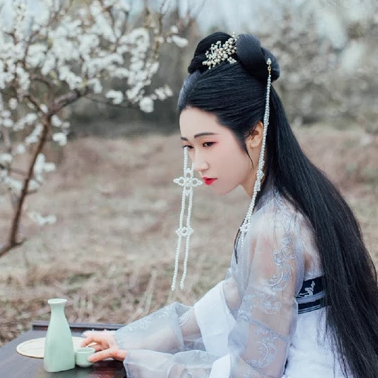 漫山花落帶團(tuán)扇女生頭像，唯美古風(fēng)真人頭像