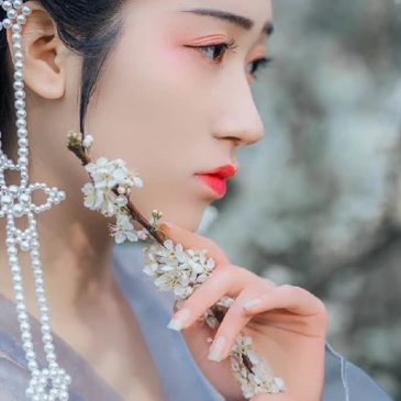 漫山花落帶團(tuán)扇女生頭像，唯美古風(fēng)真人頭像