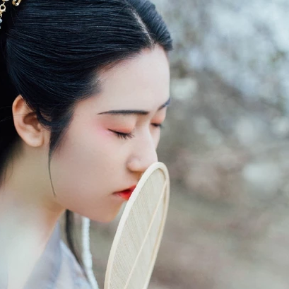 漫山花落帶團(tuán)扇女生頭像，唯美古風(fēng)真人頭像