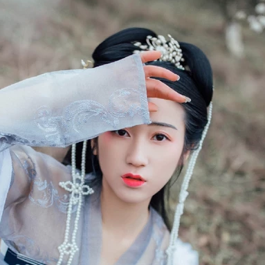 漫山花落帶團(tuán)扇女生頭像，唯美古風(fēng)真人頭像