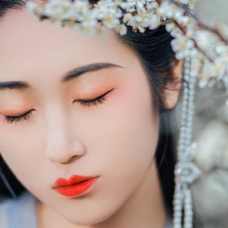 漫山花落帶團(tuán)扇女生頭像，唯美古風(fēng)真人頭像