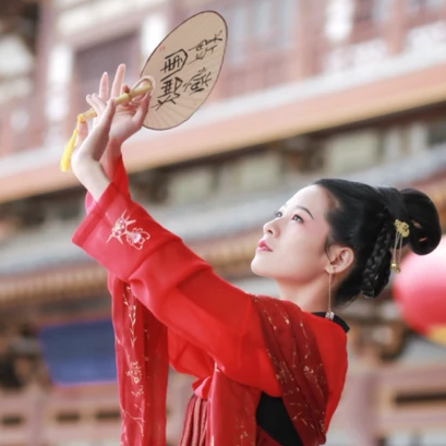 大唐紅裳帶傘女生頭像，唯美古風(fēng)真人頭像