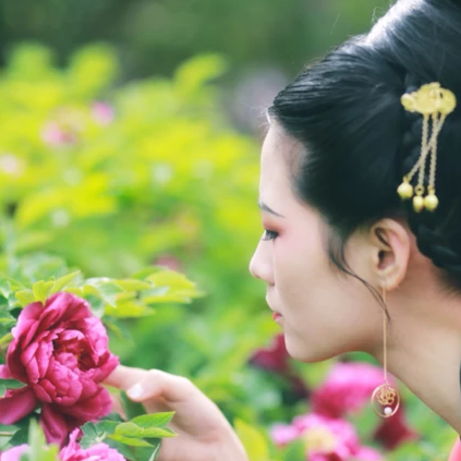 大唐紅裳帶傘女生頭像，唯美古風(fēng)真人頭像