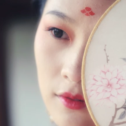 大唐紅裳帶傘女生頭像，唯美古風(fēng)真人頭像