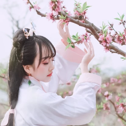 粉紅少女帶團扇女生頭像，唯美古風真人頭像