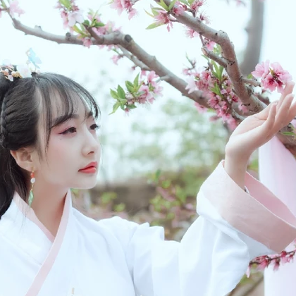 粉紅少女帶團扇女生頭像，唯美古風真人頭像