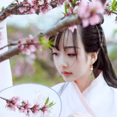 粉紅少女帶團扇女生頭像，唯美古風真人頭像