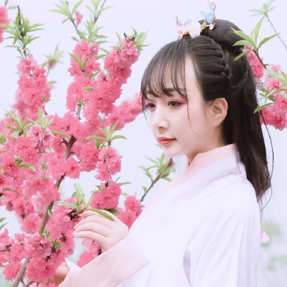 粉紅少女帶團扇女生頭像，唯美古風真人頭像