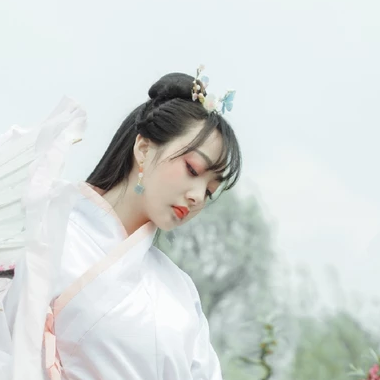 粉紅少女帶團扇女生頭像，唯美古風真人頭像