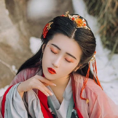 暮雪賞花彈琴女生頭像，唯美古風(fēng)真人頭像