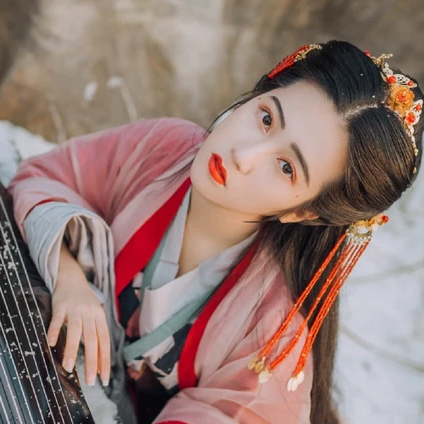 暮雪賞花彈琴女生頭像，唯美古風(fēng)真人頭像