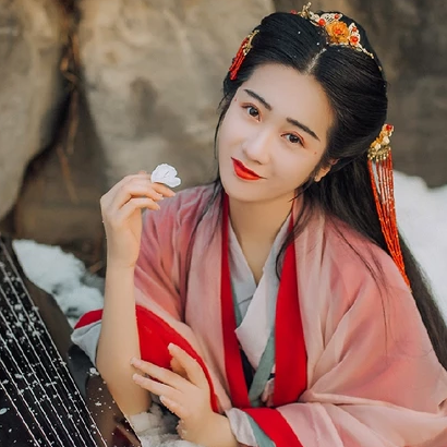 暮雪賞花彈琴女生頭像，唯美古風(fēng)真人頭像