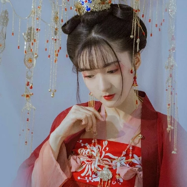 紅紗裙帶團(tuán)扇女生頭像，唯美古風(fēng)真人頭像