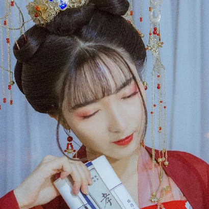 紅紗裙帶團(tuán)扇女生頭像，唯美古風(fēng)真人頭像