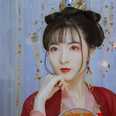 紅紗裙帶團(tuán)扇女生頭像，唯美古風(fēng)真人頭像