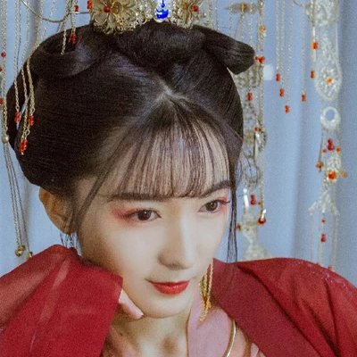紅紗裙帶團(tuán)扇女生頭像，唯美古風(fēng)真人頭像
