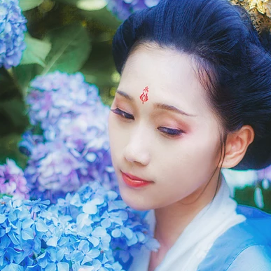 藍(lán)顏花艷帶傘女生頭像，唯美古風(fēng)真人頭像