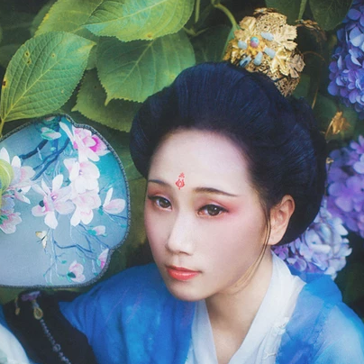 藍(lán)顏花艷帶傘女生頭像，唯美古風(fēng)真人頭像