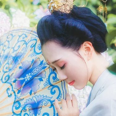 藍(lán)顏花艷帶傘女生頭像，唯美古風(fēng)真人頭像