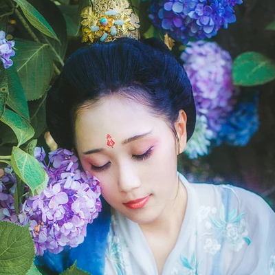 藍(lán)顏花艷帶傘女生頭像，唯美古風(fēng)真人頭像